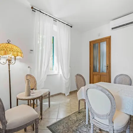 Apartamento Anna Varos By Interhome