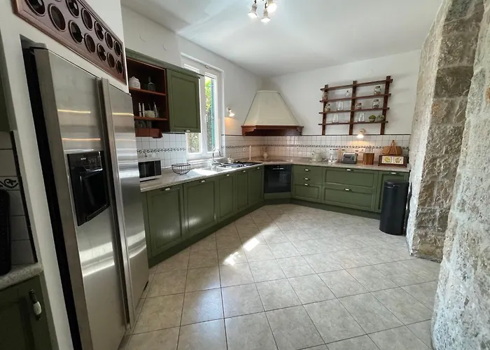 Anna Varos By Interhome *